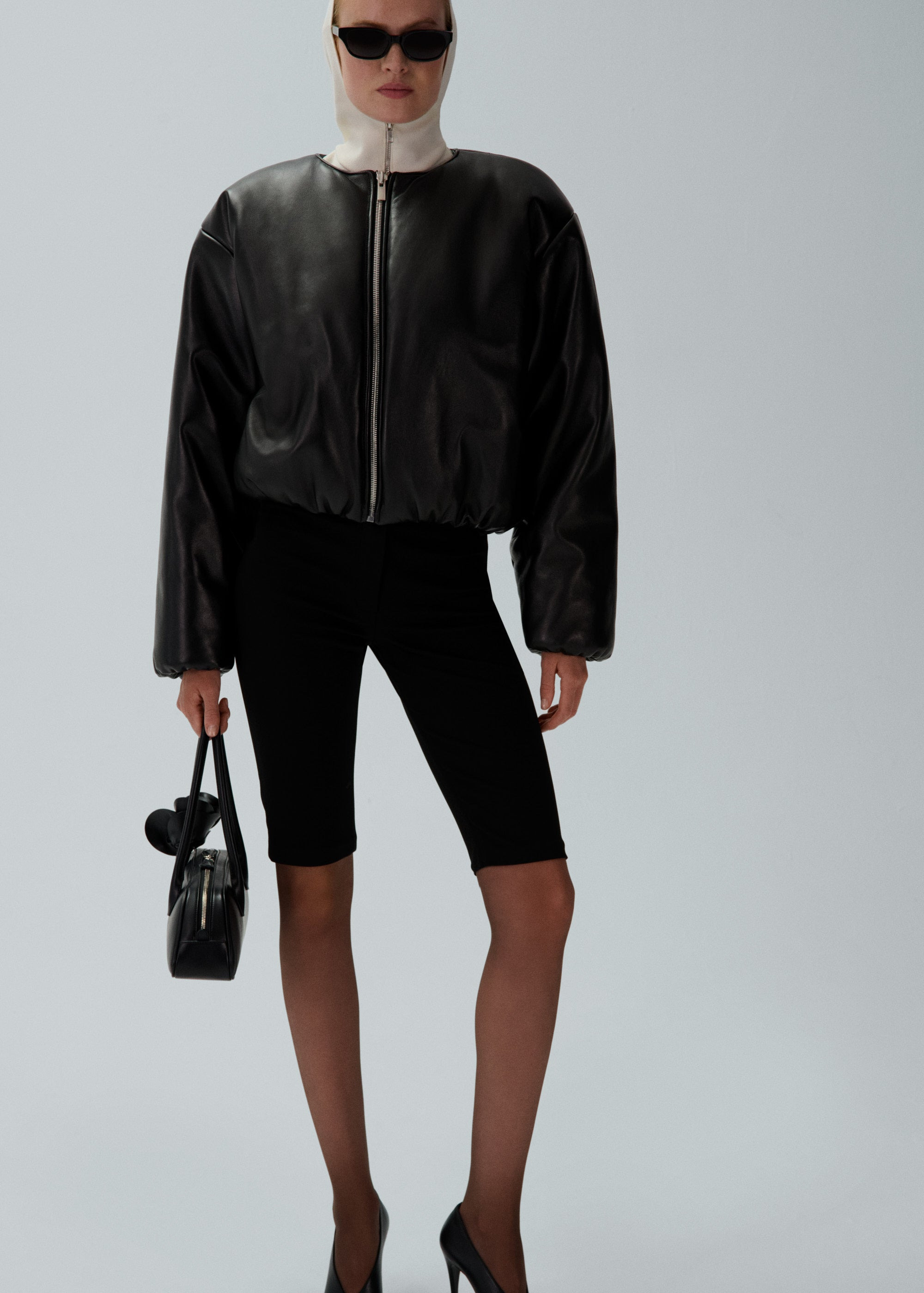 Cropped bicycle trousers in black - 3