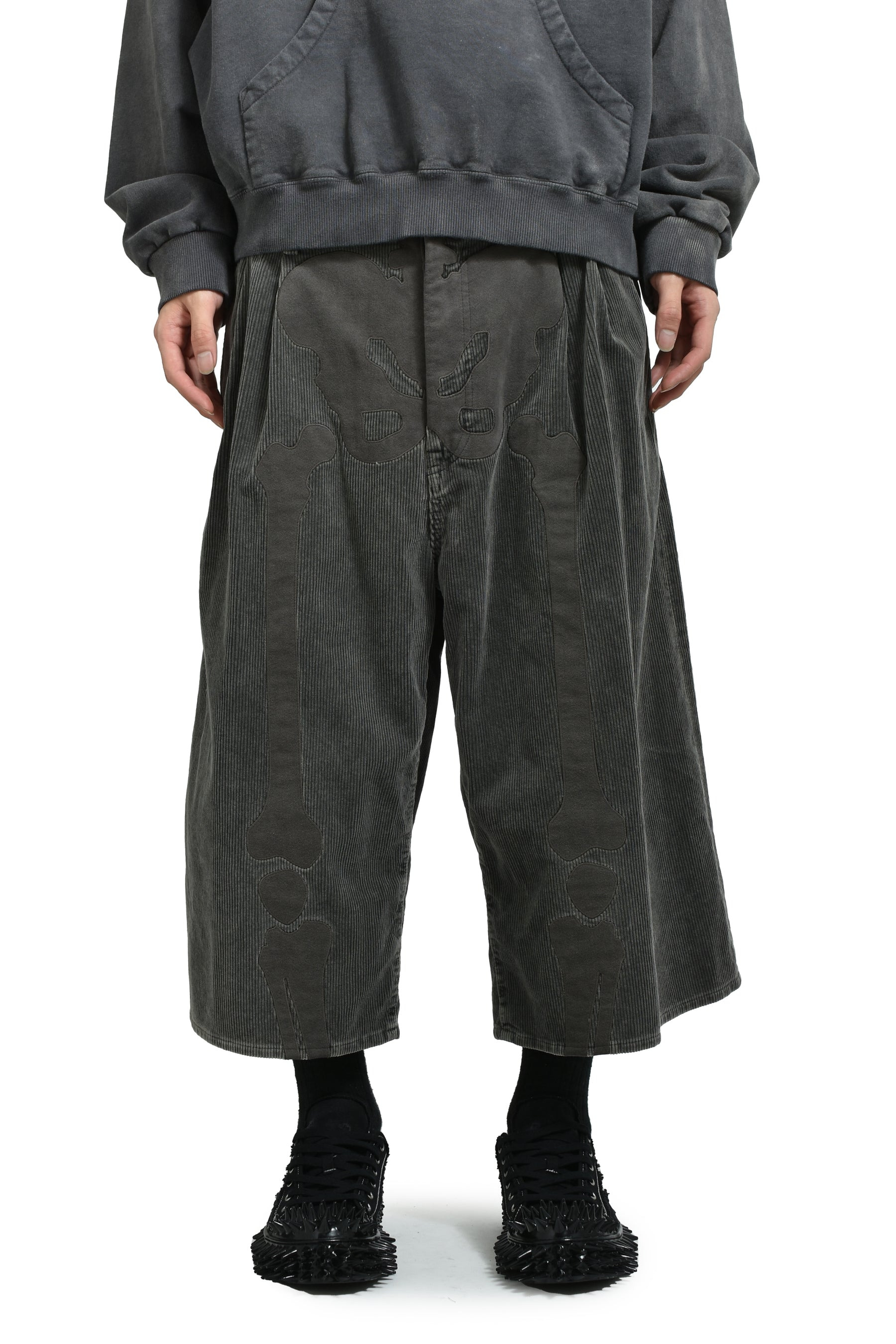 BONE APPLIQUE CORDUROY CROPPED PANTS / GRY - 1