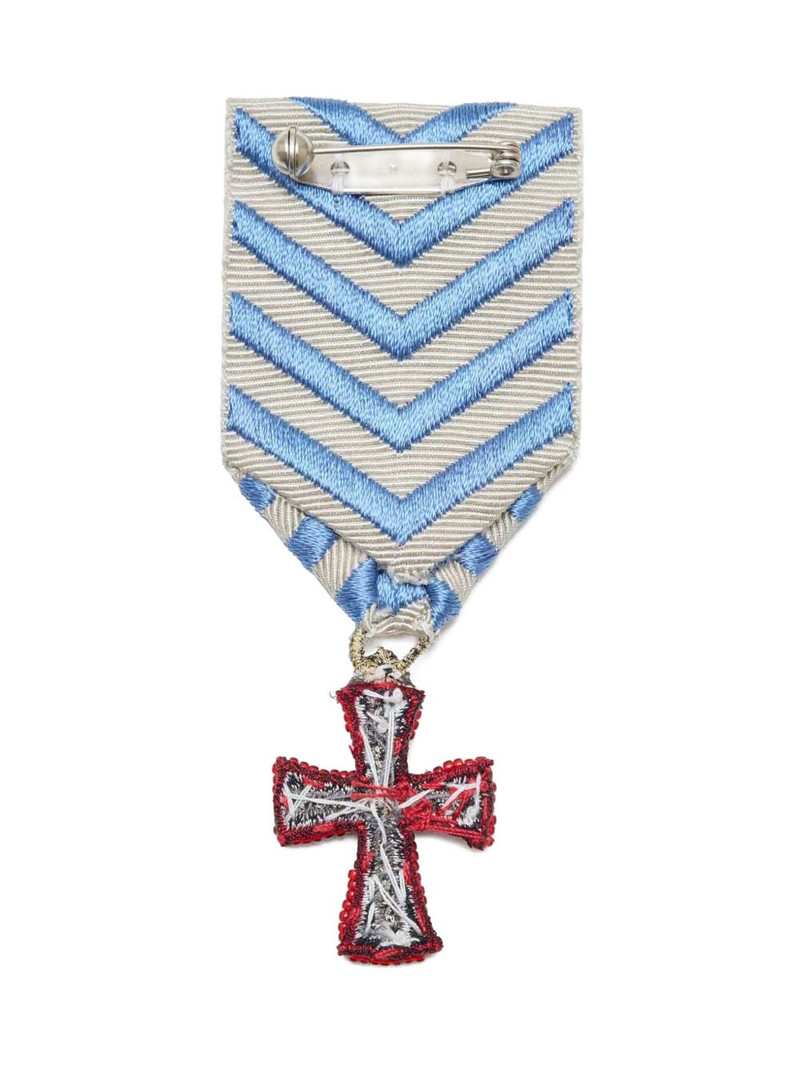 UNDERCOVER beaded-cross chevron-ribbon medal brooch outlook