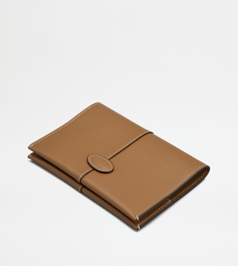 PASSPORT HOLDER IN LEATHER - BROWN 3