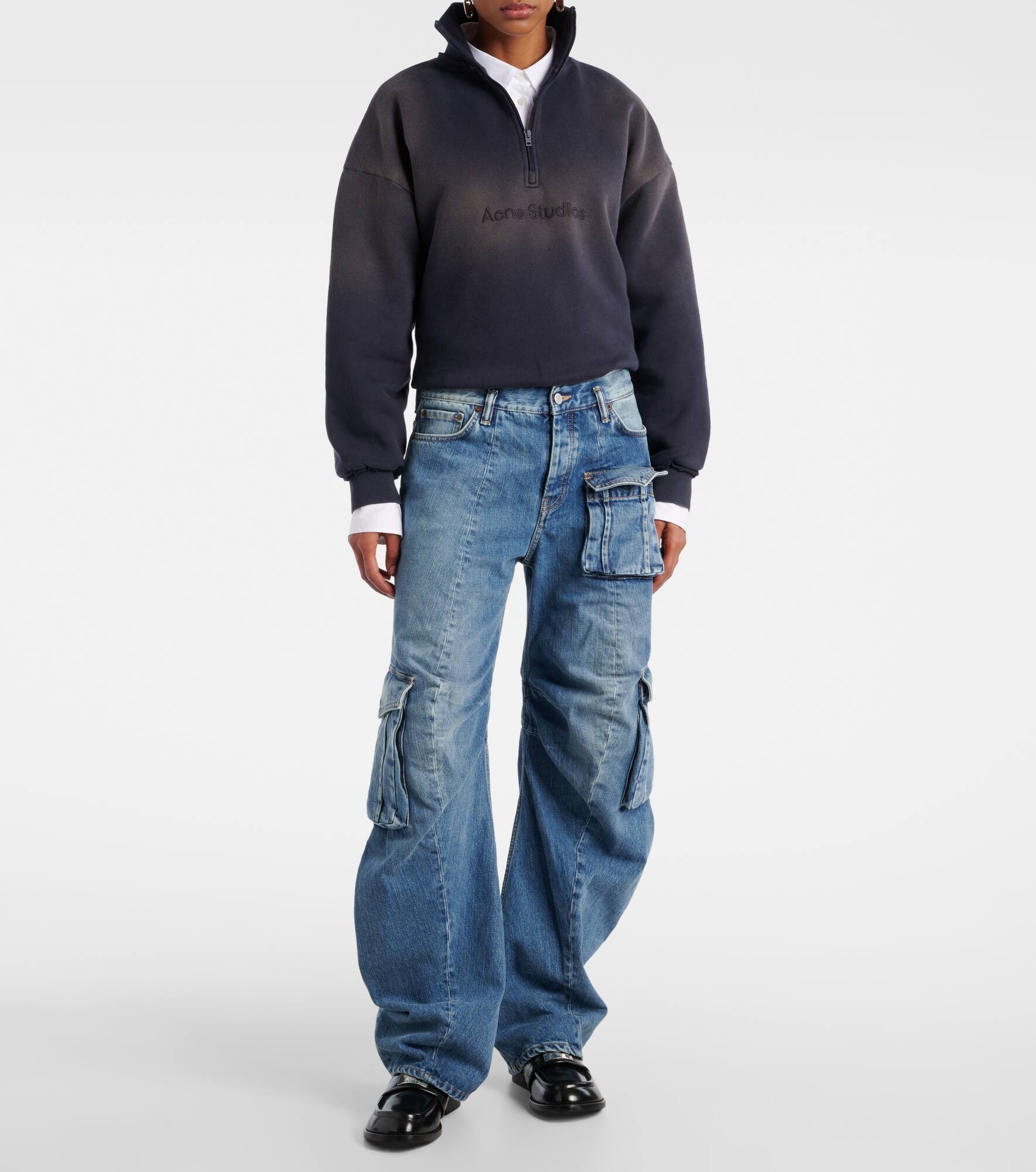 Low-rise barrel-leg cargo jeans - 7