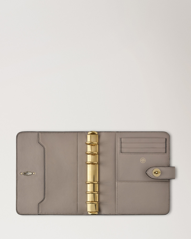 Postman's Lock Agenda
Cashmere Taupe Small Classic Grain 3