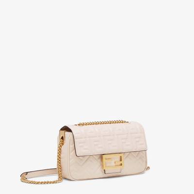 FENDI Iconic medium Baguette bag with chain, made of soft nappa leather in camellia-color, with a three-di outlook