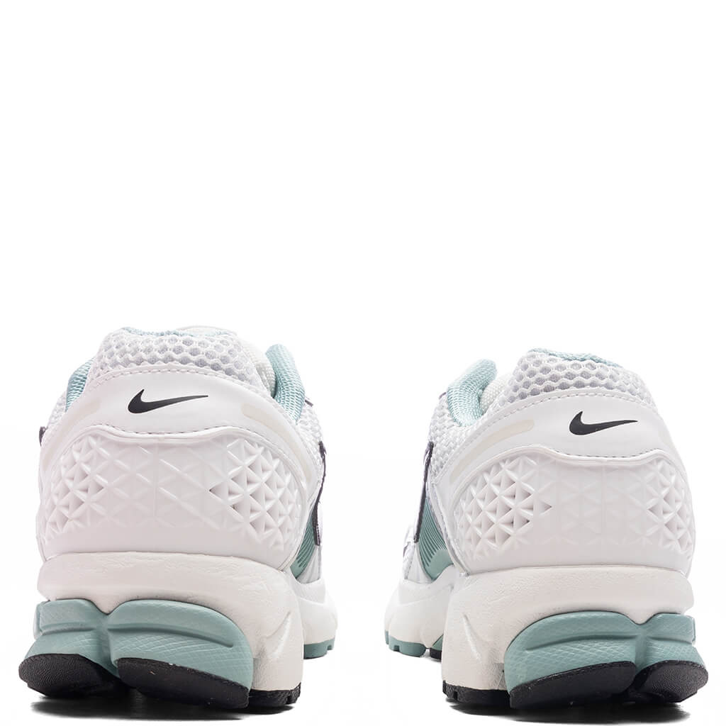 WOMEN'S ZOOM VOMERO 5 - SUMMIT WHITE/METALLIC SILVER/WOLF GREY - 4