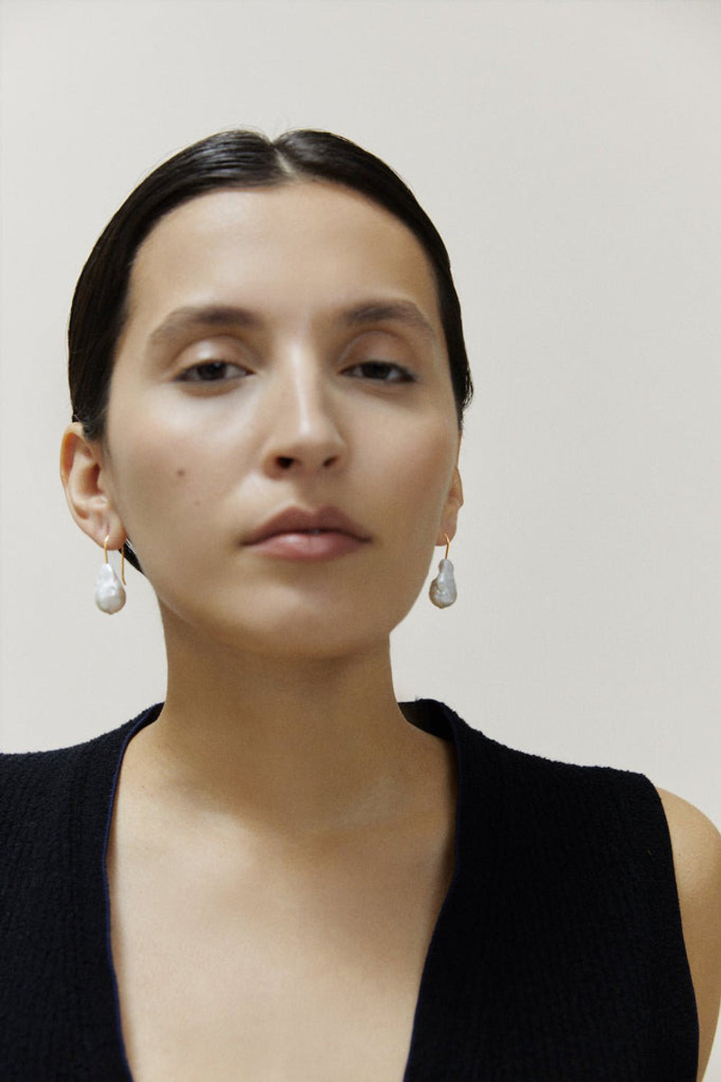 MINIMALIST BAROQUE EARRINGS GOLD 4
