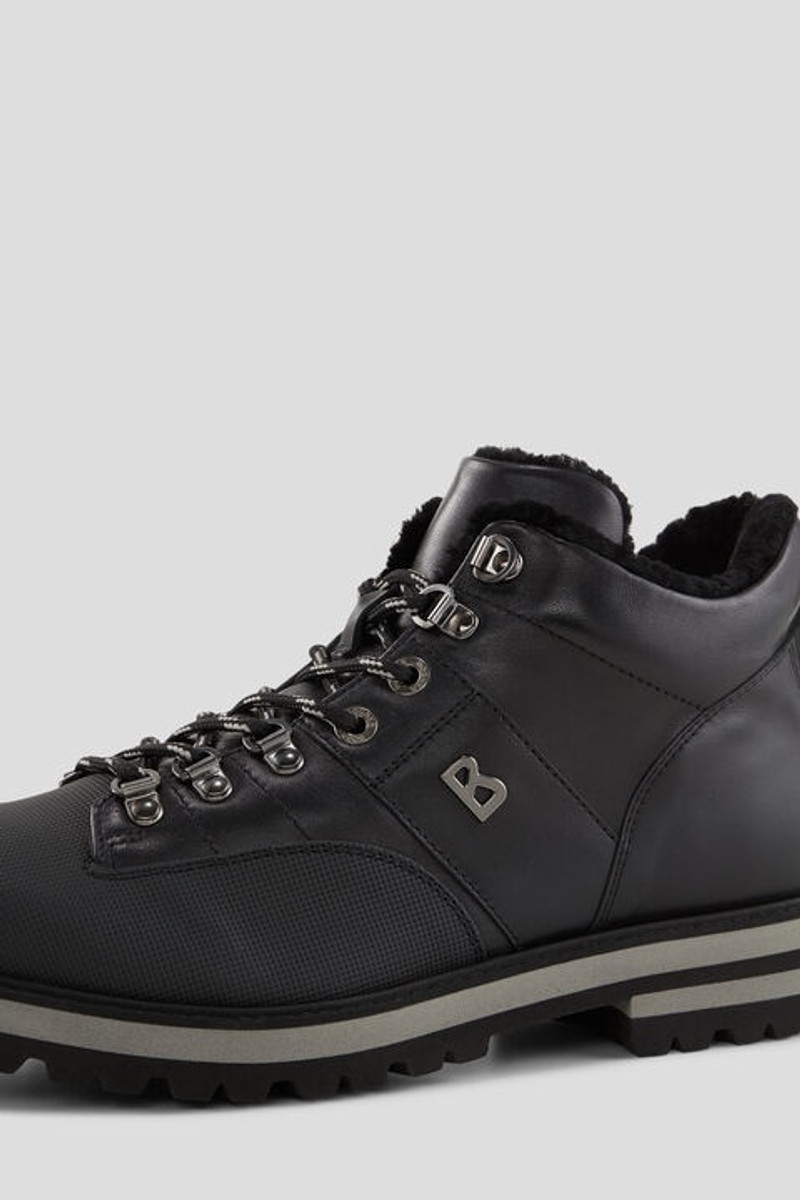 Courchevel Low boots in Black 4