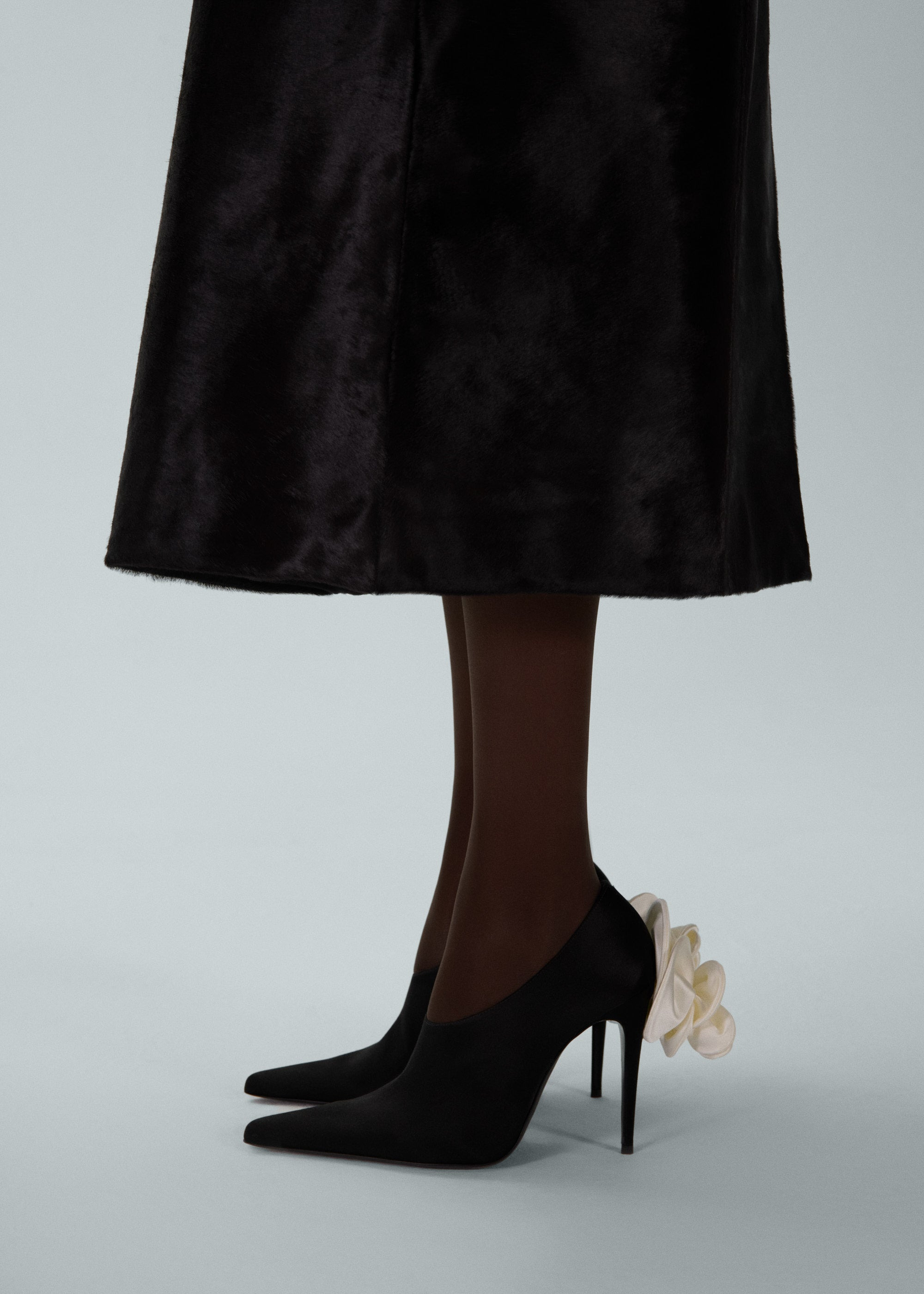White flower pointed pumps in black satin - 4