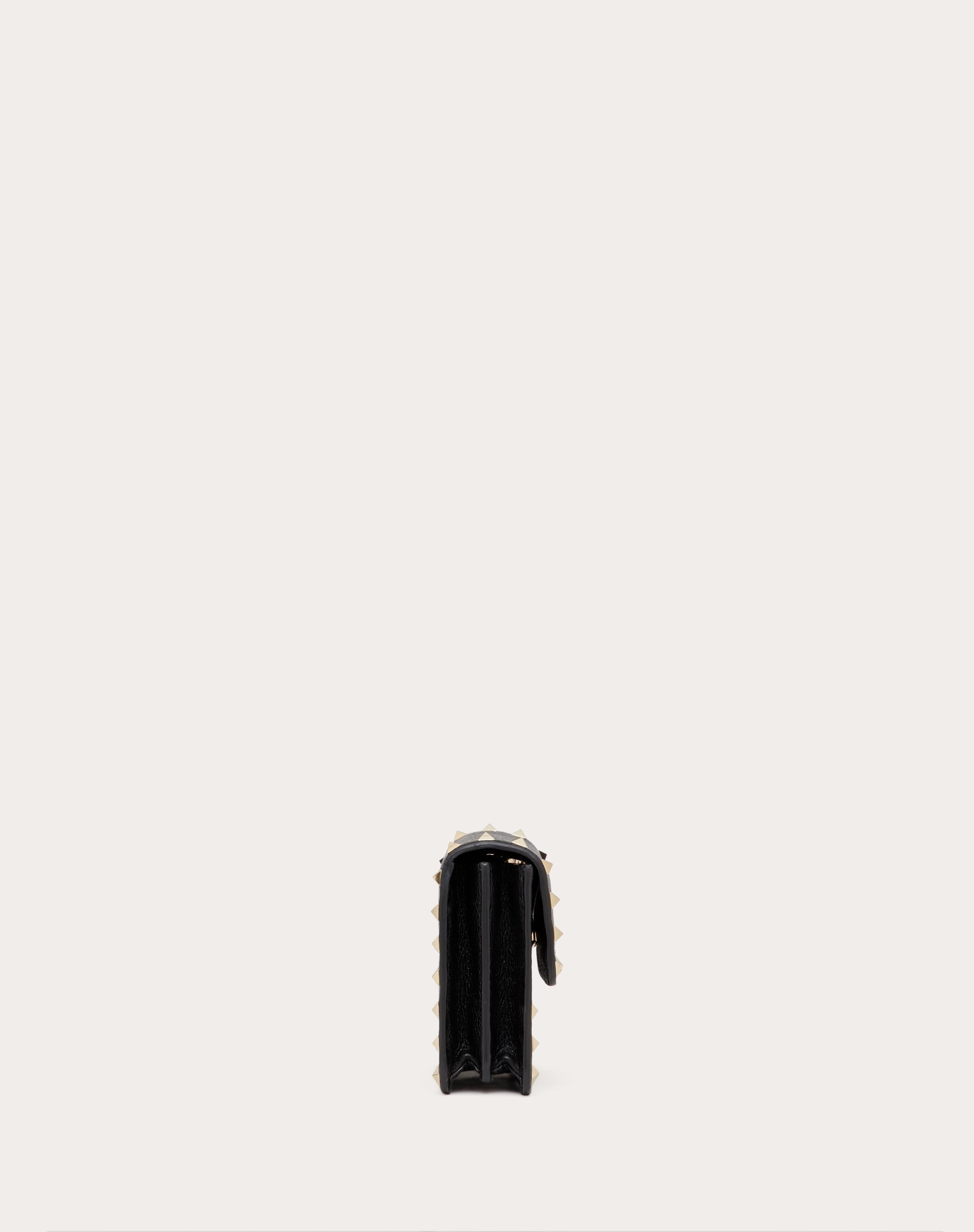 ROCKSTUD GRAINY CALFSKIN CHAIN POUCH - 4