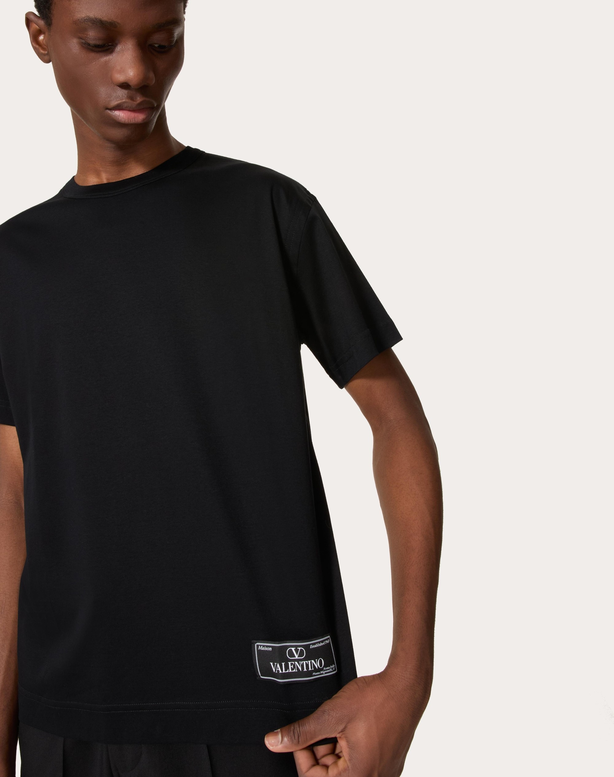 Tシャツ・カットソー VALENTINO Men T-shirt Black 7V3MG16PB32 9RA Valentino Garavani logo-embroidered Cotton T-shirt | Black
