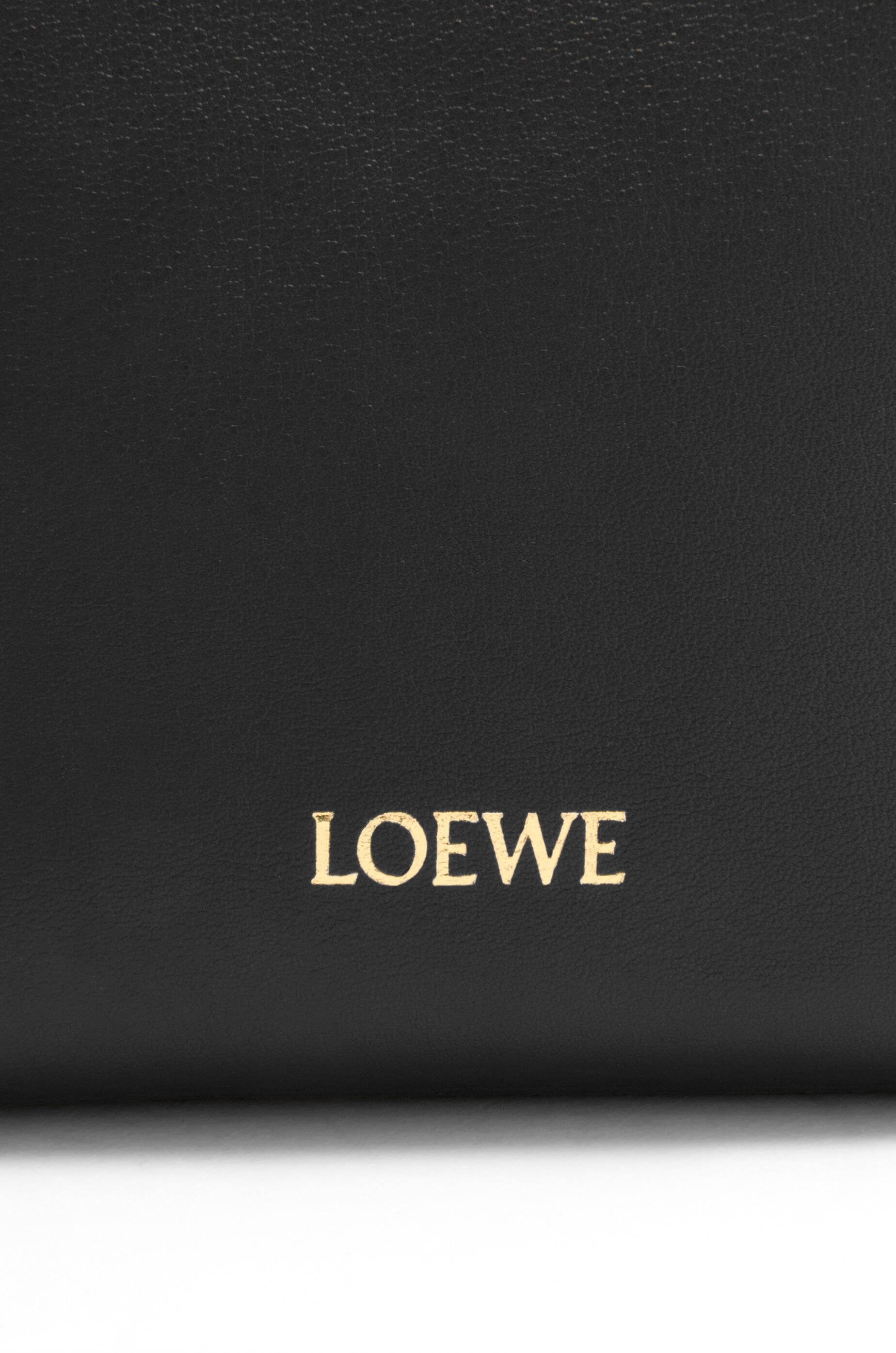 LOEWE ショルダーバッグ SMOOTH CALFSKIN PEBBLE POUCH Pebble pouch in smooth calfskin Green - LOEWE