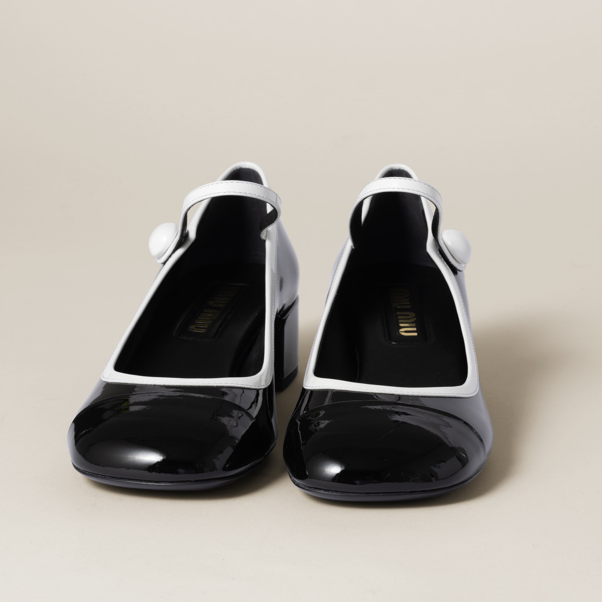 Two-tone patent leather Mary Jane pumps - 4