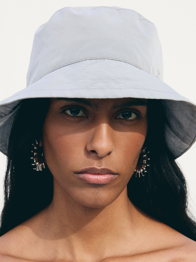 JACQUEMUS The Baluchon bucket hat outlook