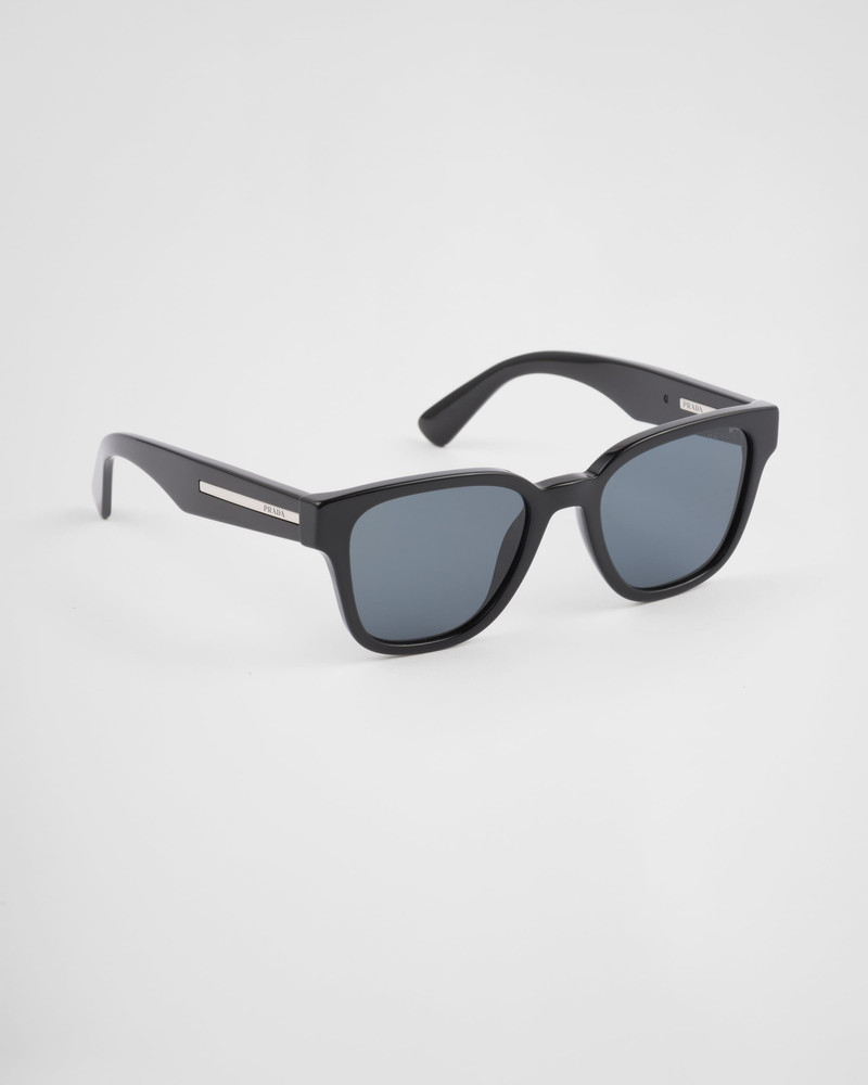 Sunglasses with iconic metal plaque 3