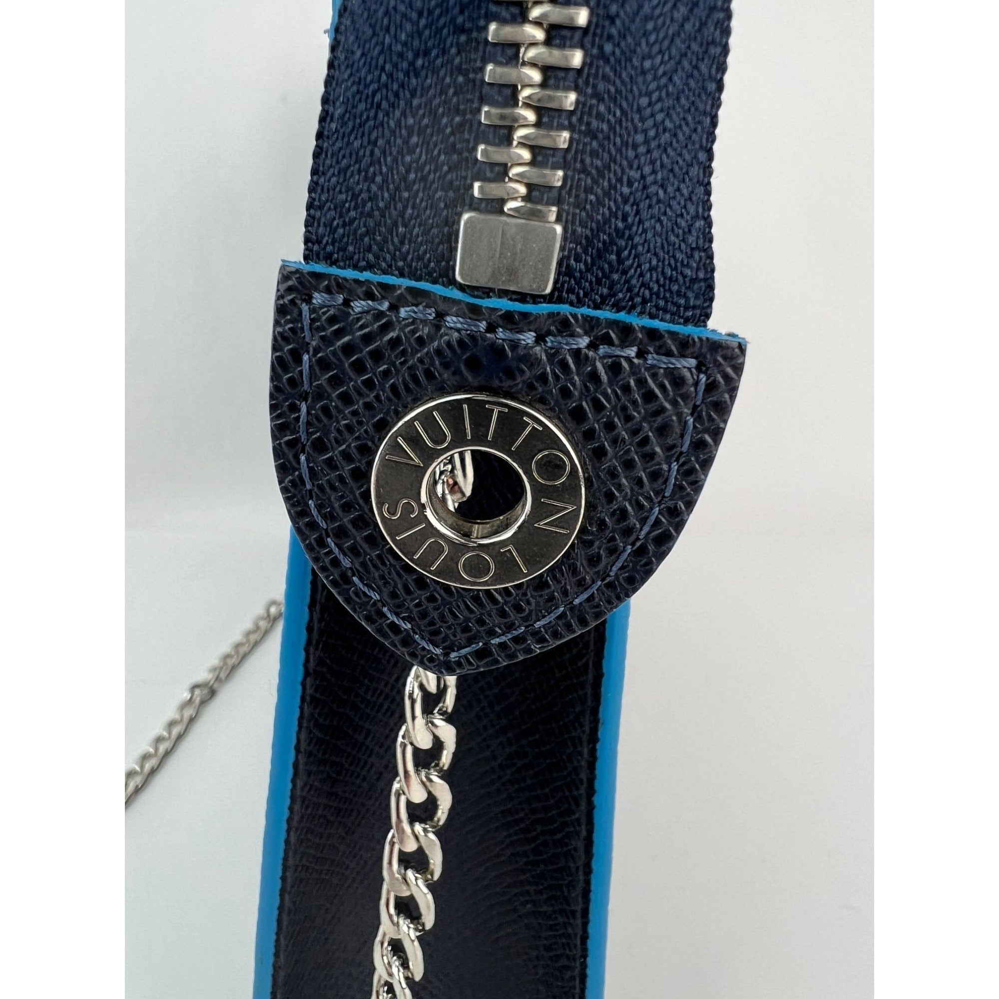 Louis Vuitton Pochette Voyage MM Taiga Dark Blue Leather Hand Bag Limited Edition - 17