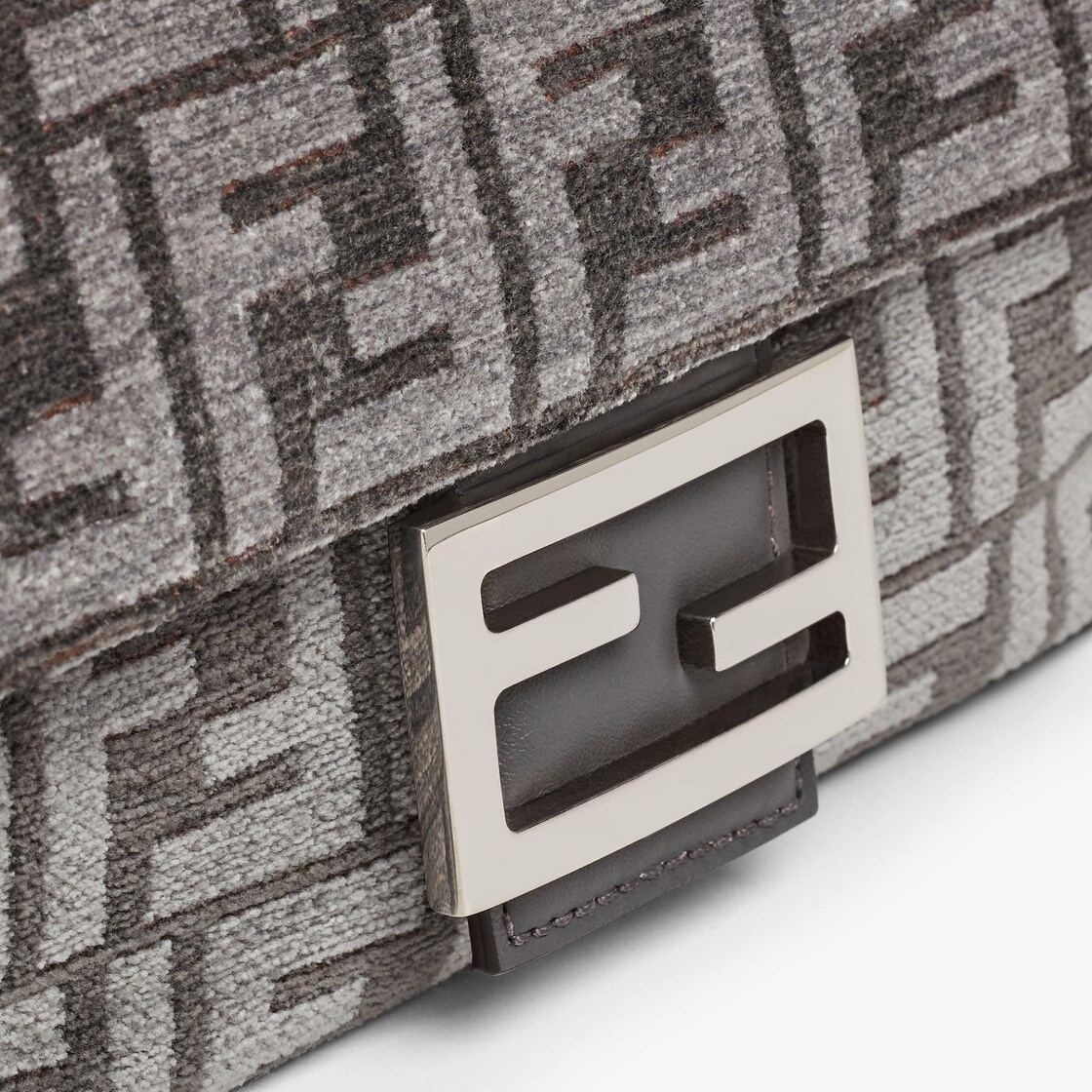 Iconic medium-sized Baguette bag with chain, made of chenille with dark gray FF tapestry motif. Fini - 5