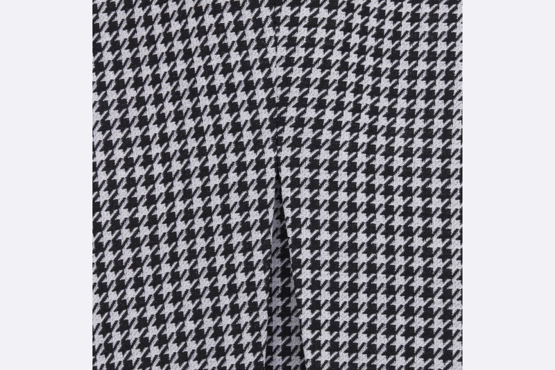 Mid-Length Skirt with Slit 3