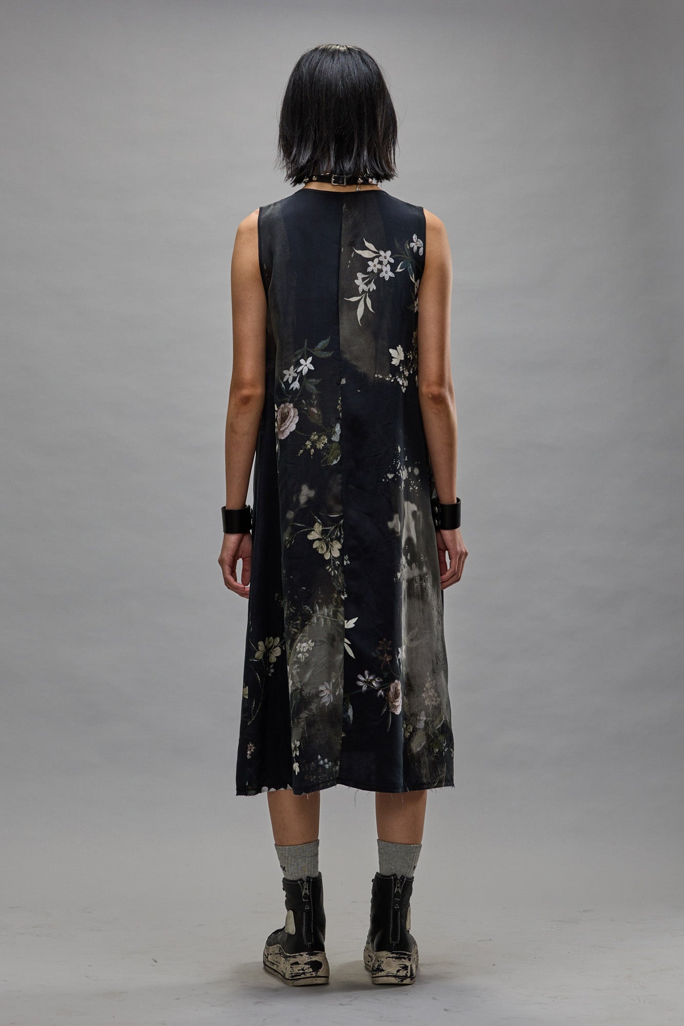 SLEEVELESS MIDI - BLEACHED BLACK FLORAL - 3