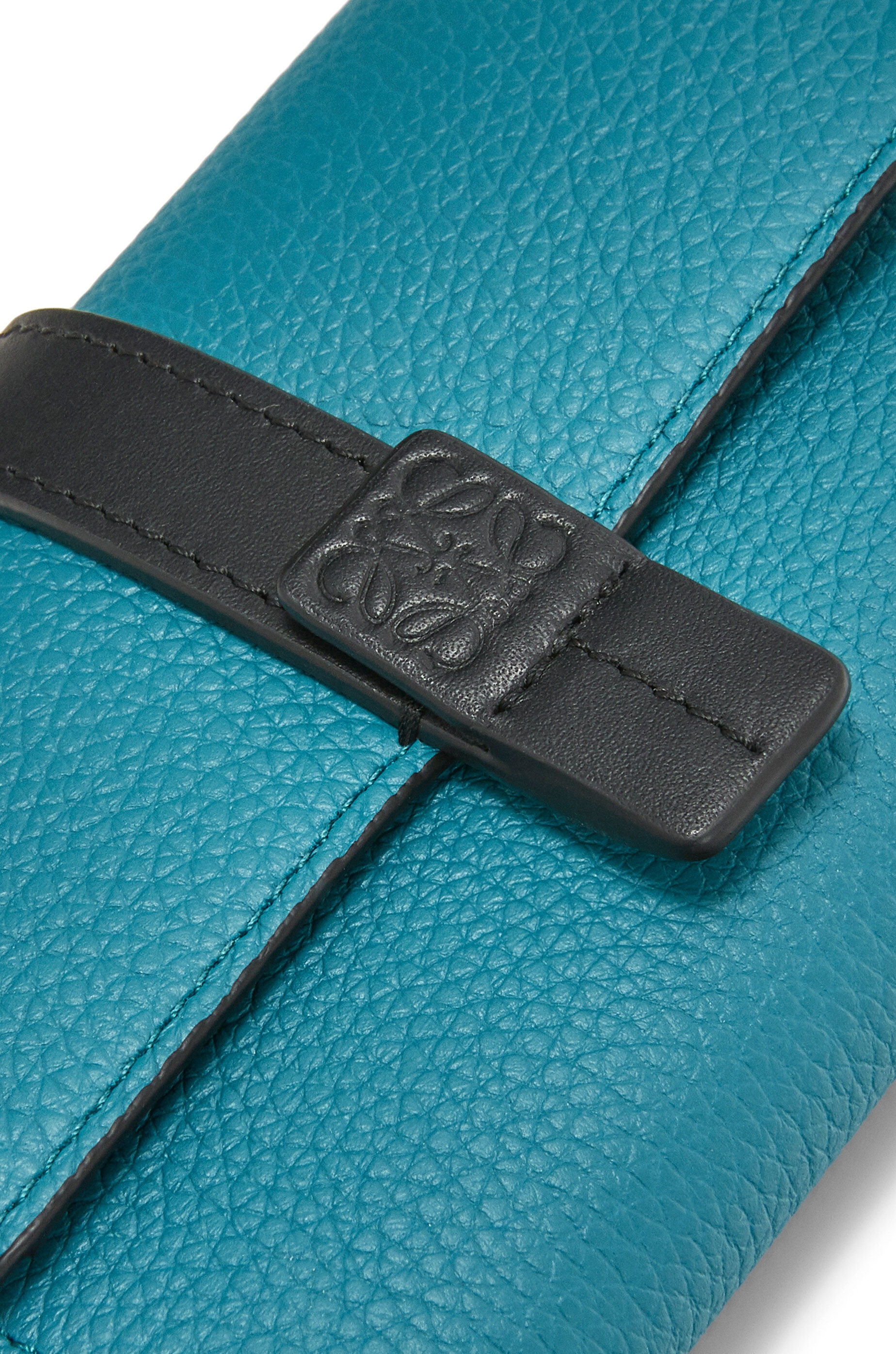 Small vertical wallet in soft grained calfskin - 10