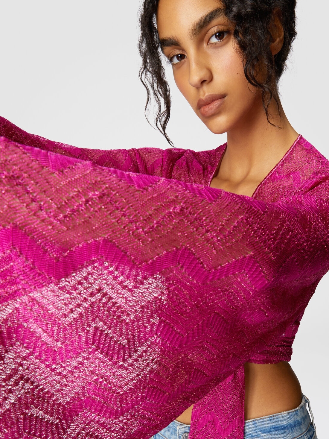 Crop top with wide sleeves and front knot in zig zag lamé viscose - 4