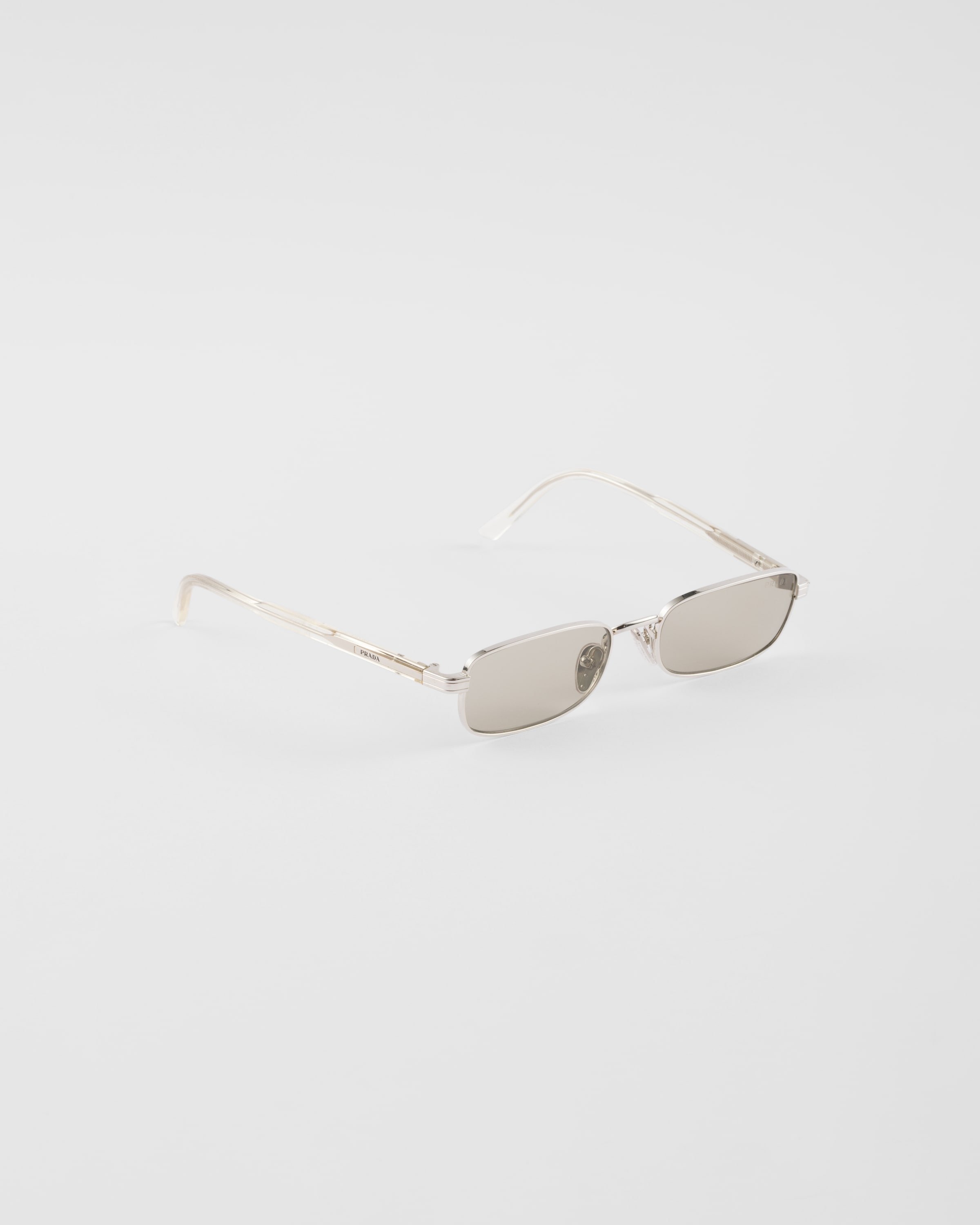 Sunglasses with the iconic metal plaque - 3