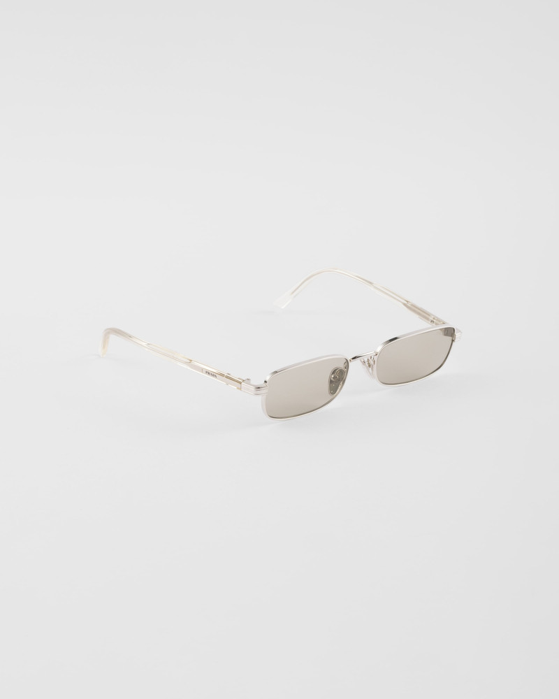 Sunglasses with the iconic metal plaque 3