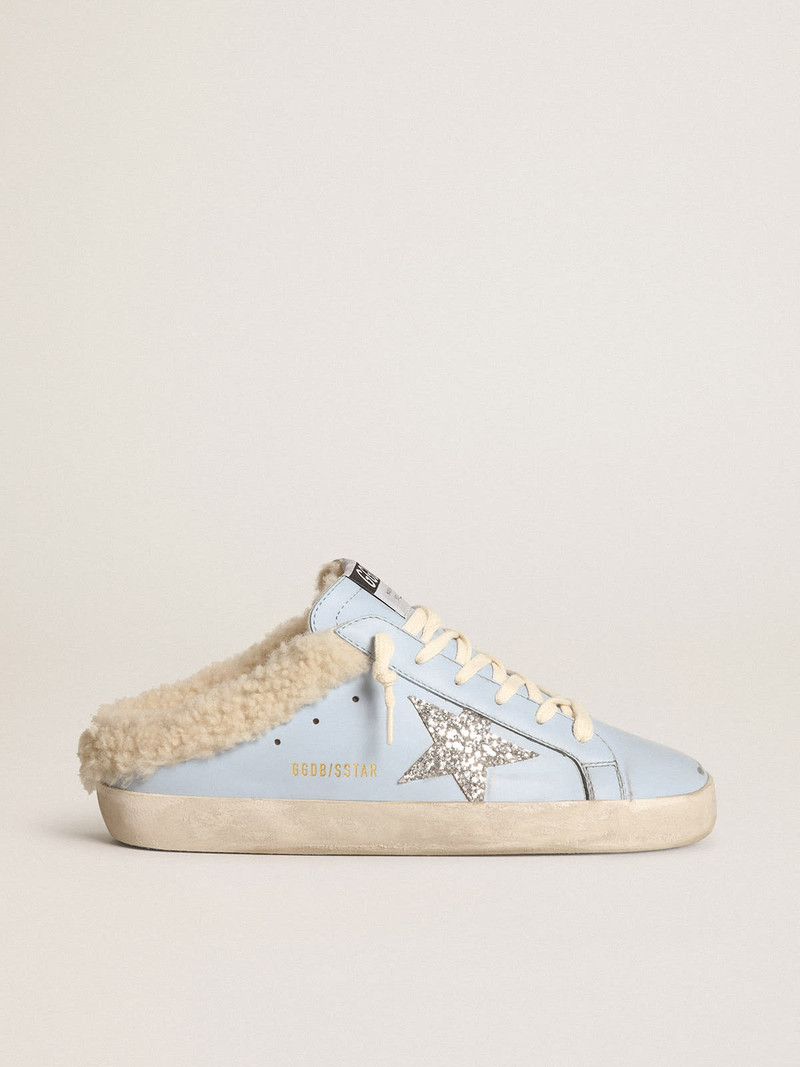 Silver glitter star와 beige shearling 안대기를 가진 분말 파란 가죽에 있는 최고 별 Sabots - 1