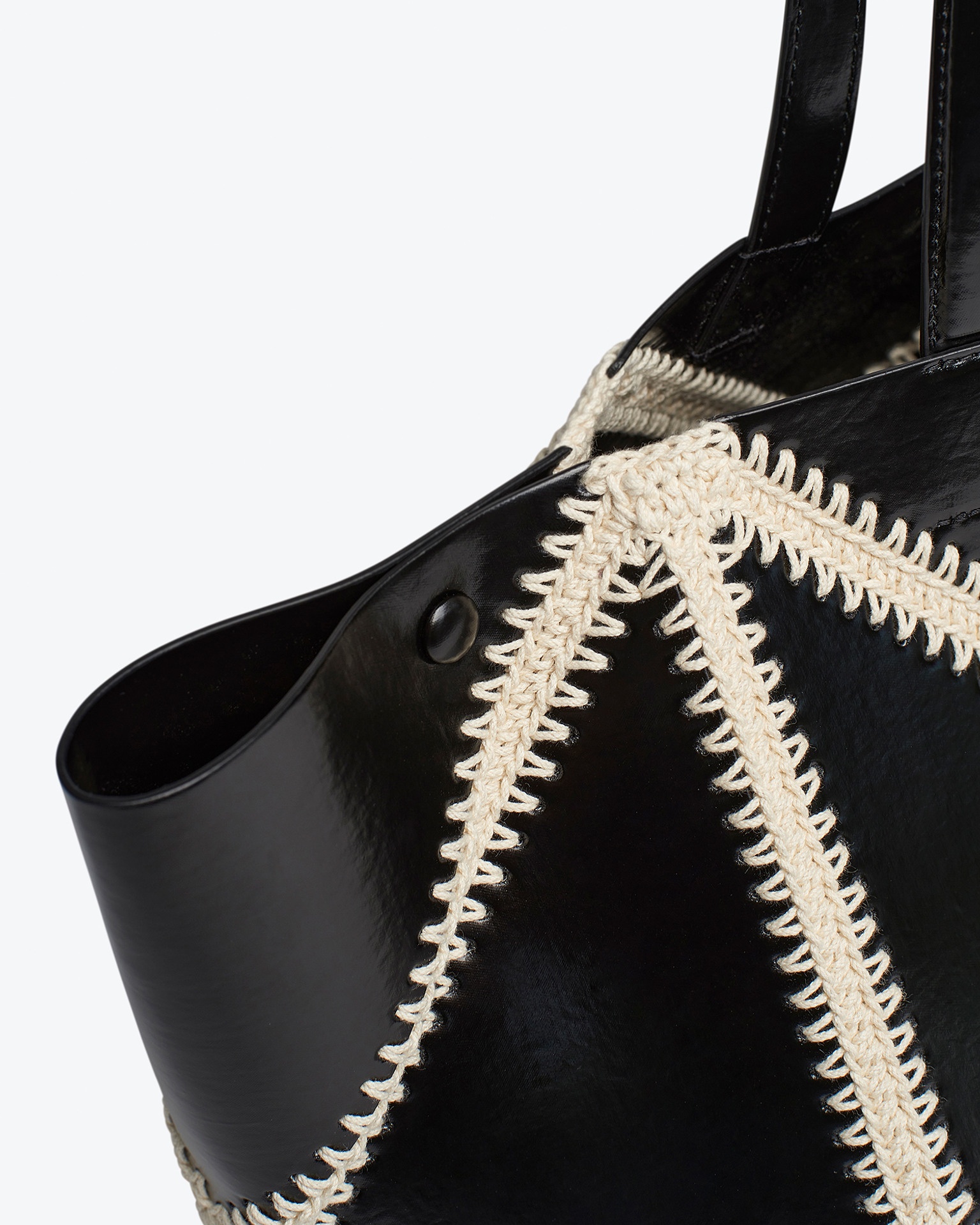 THE ORIGAMI TOTE - Patent alt-leather crochet tote - Black/creme - 5