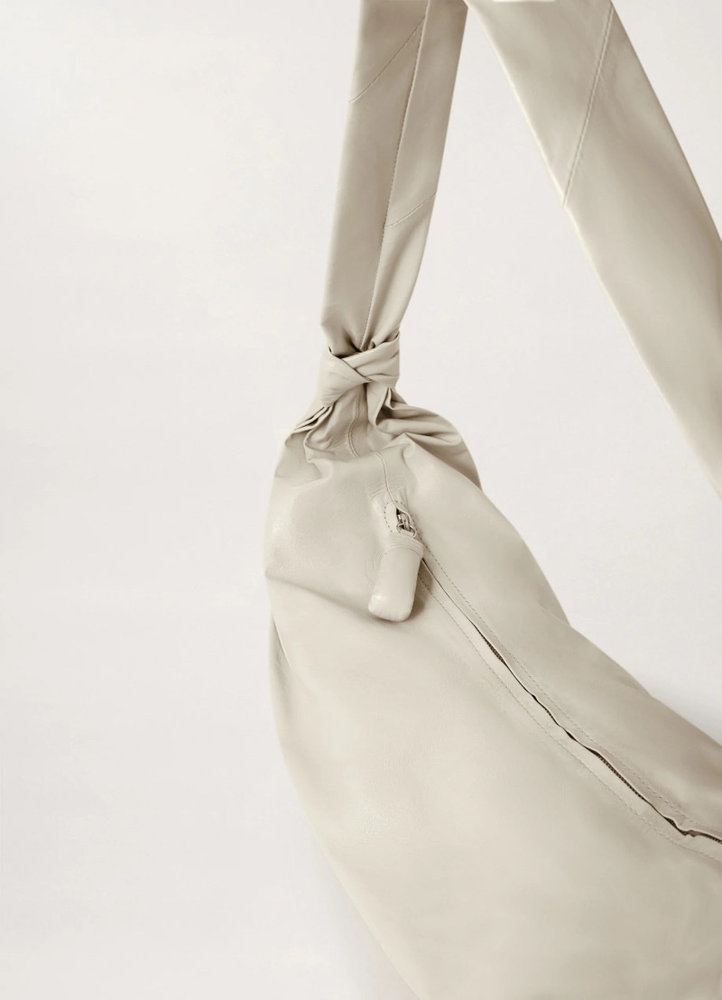 LARGE SOFT CROISSANT
PAPER LEATHER 5