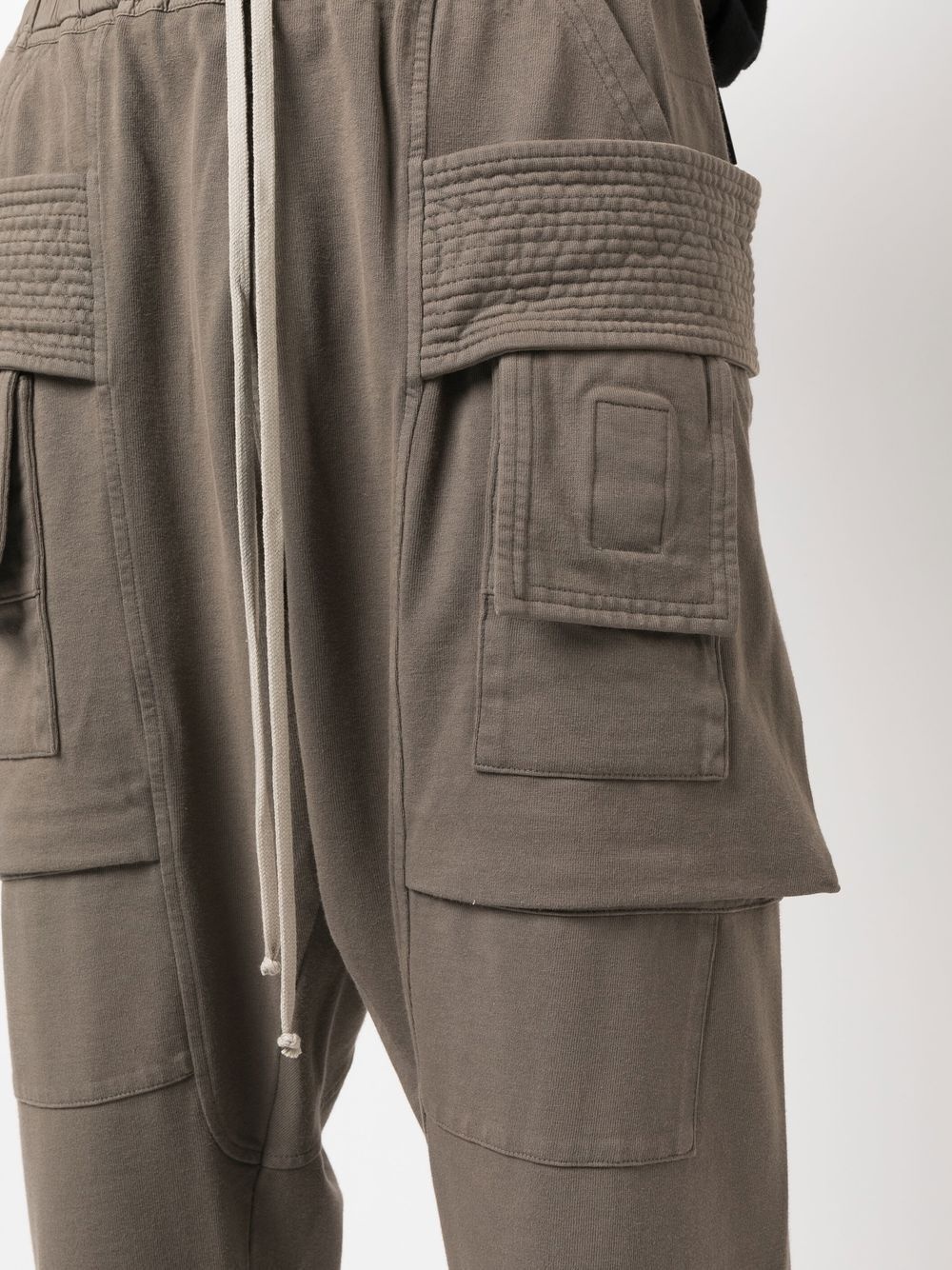 drop-crotch cropped cargo trousers - 5