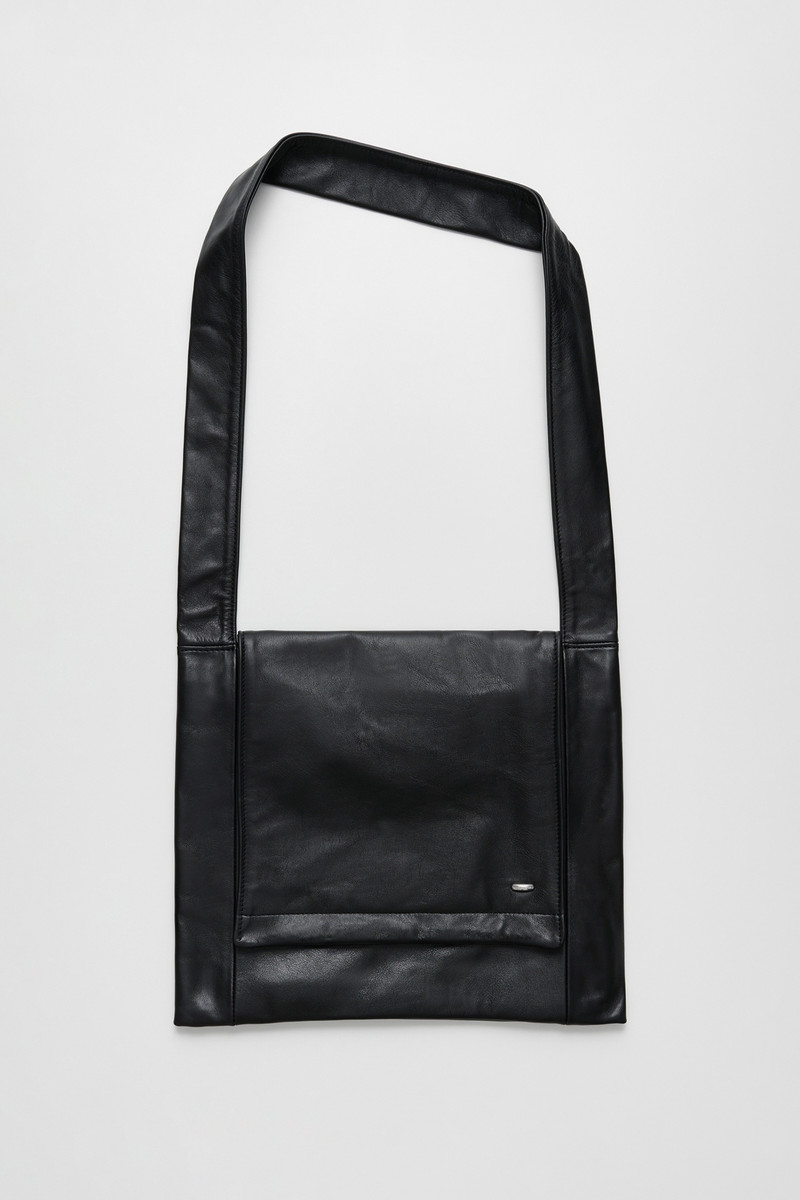 Slim Bag Malleable Black Bull Hide 1