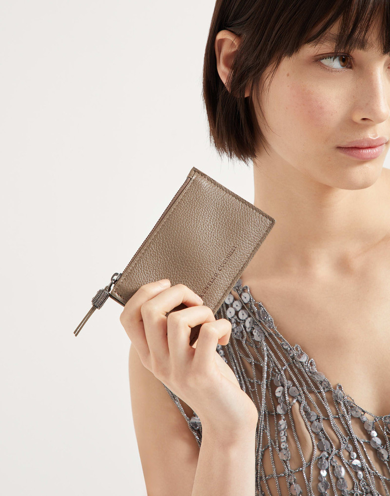 Grained leather card case with shiny zipper pull 4