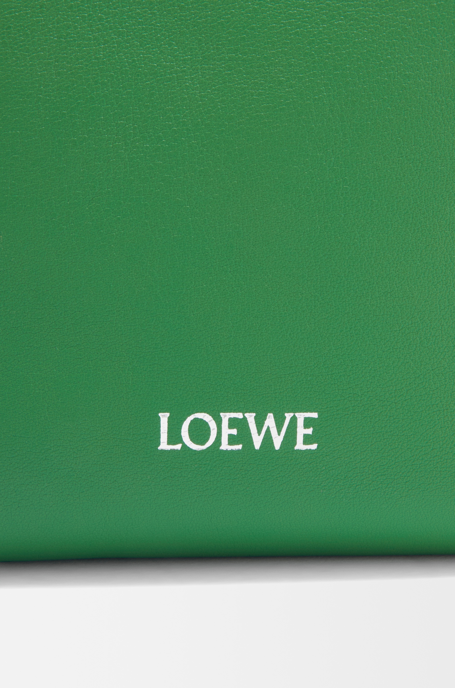 Pebble pouch in smooth calfskin 7