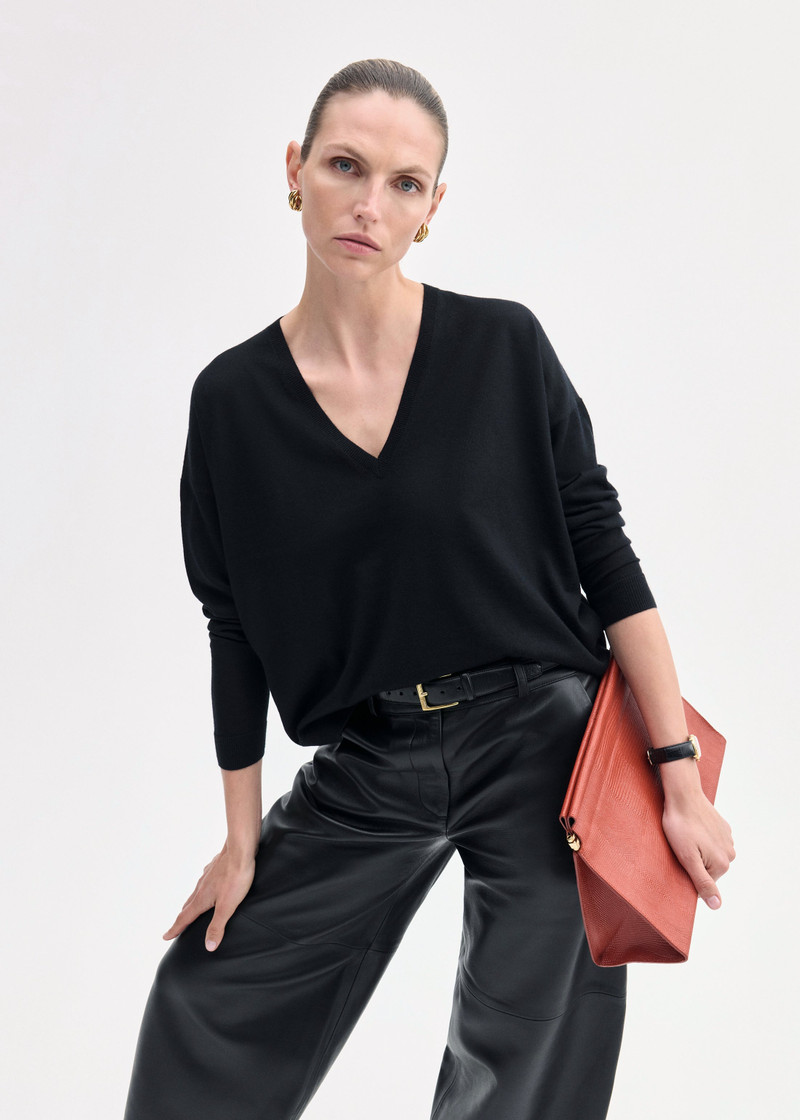CO V-Neck Sweater in Fine Cashmere outlook