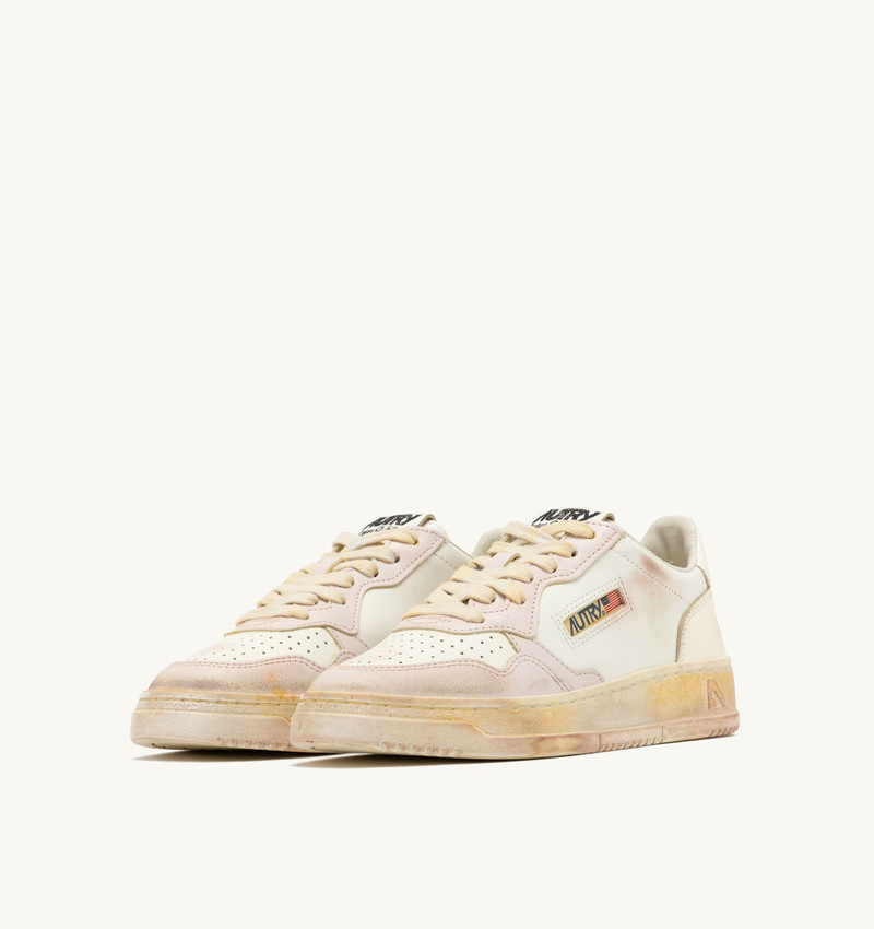 AUTRY MEDALIST LOW SUPER VINTAGE SNEAKERS IN VANILLA WHITE AND MAUVE LEATHER outlook
