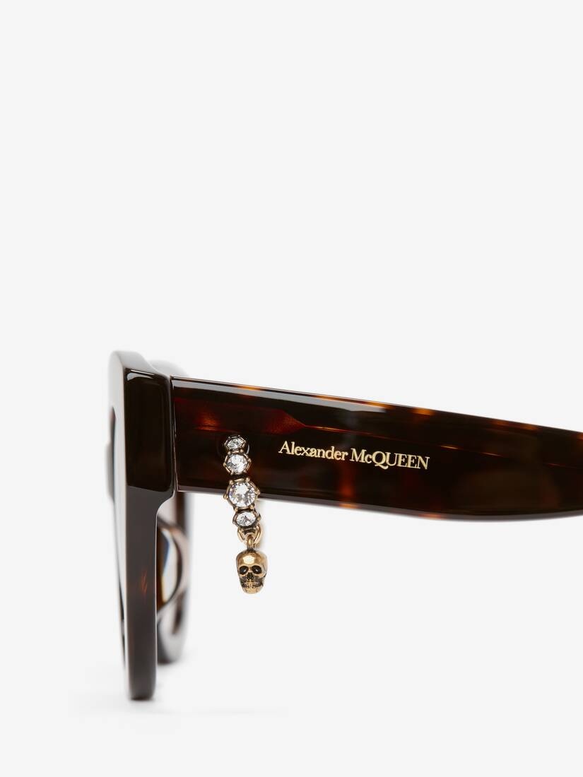 Alexander McQueen Eyewear cat-eye frame skull-charm sunglasses - Brown