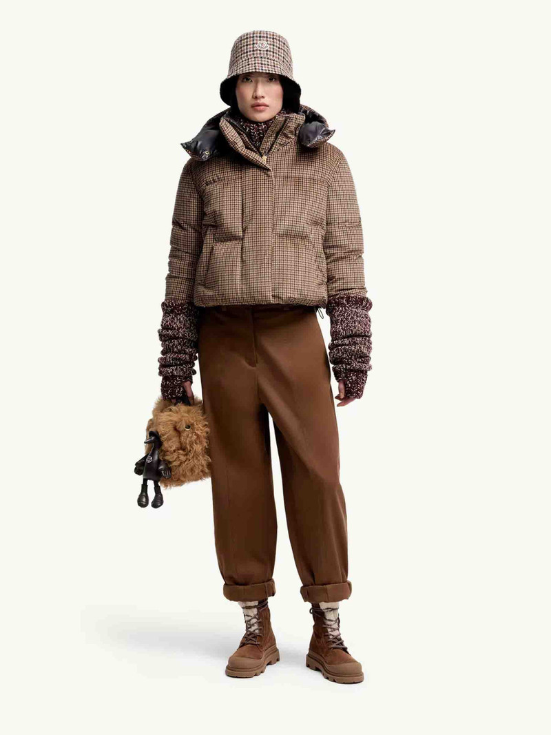 Moncler SHORT PUFFER CHINON outlook