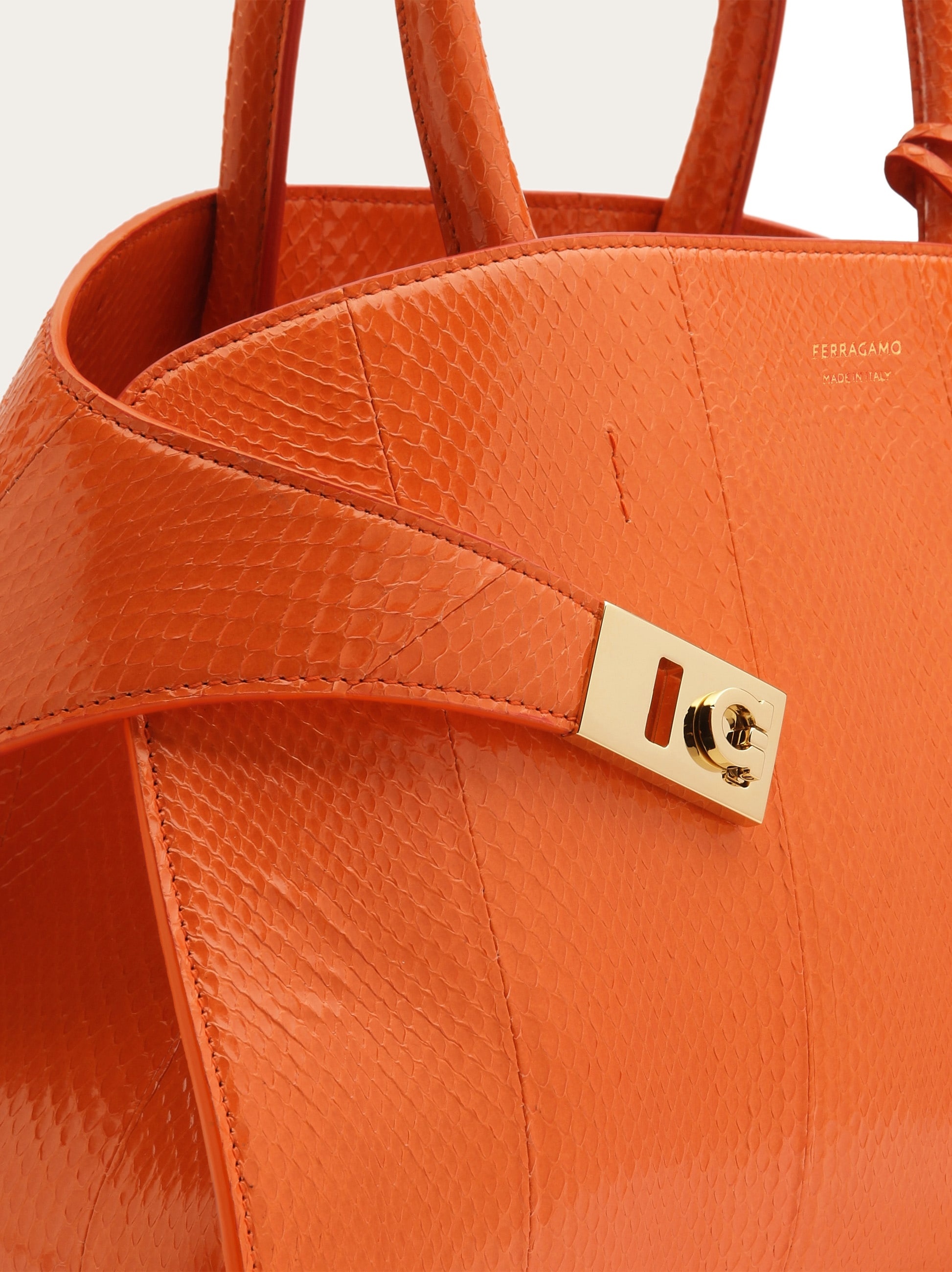 Hug bicolor handbag (S) - 8