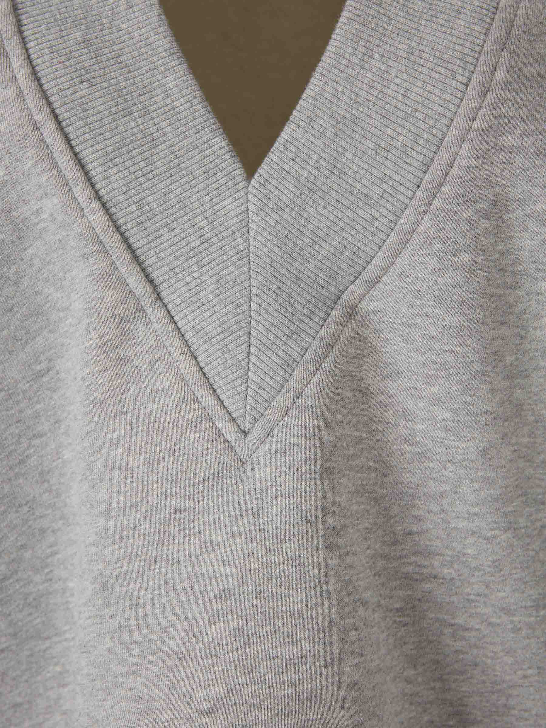 V-NECK LOGO SWEATSHIRT - 2