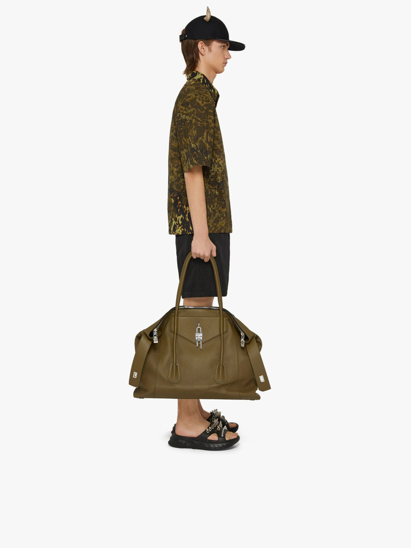 Givenchy LARGE ANTIGONA LOCK SOFT IN GRAINED LEATHER outlook