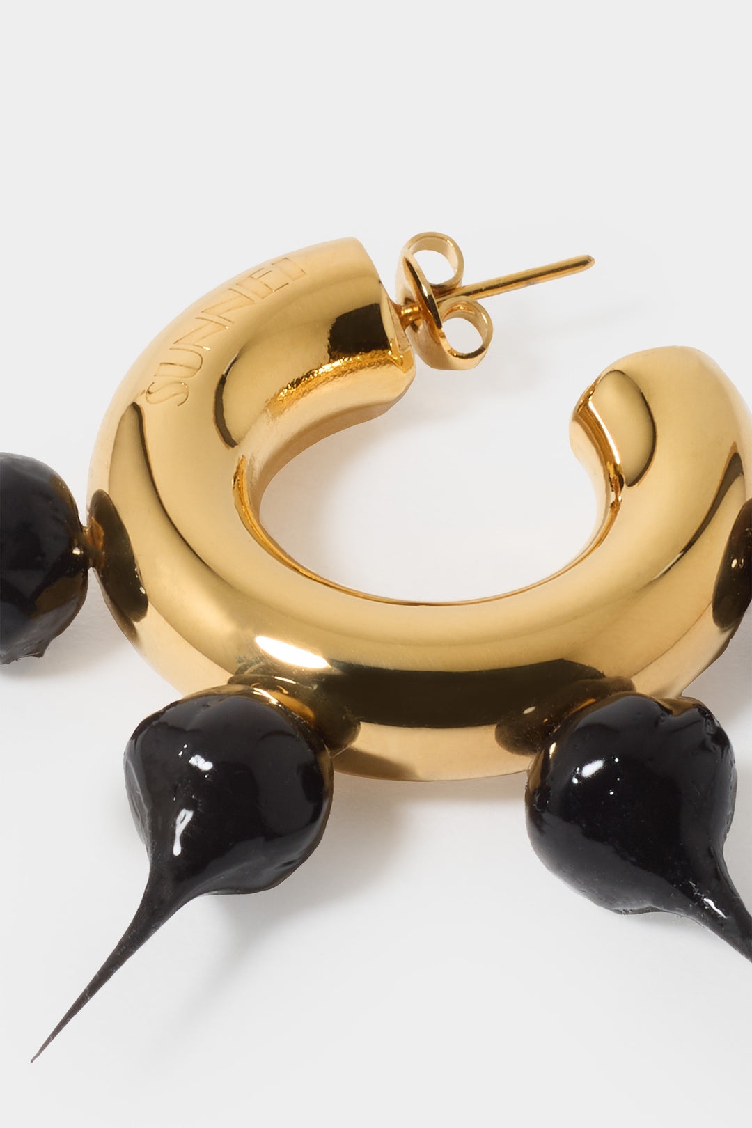 SPIKE RUBBERIZED SMALL HOOP EARRINGS / gold / black - 4
