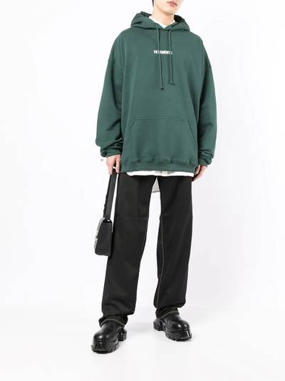 VETEMENTS oversize logo-print hoodie outlook