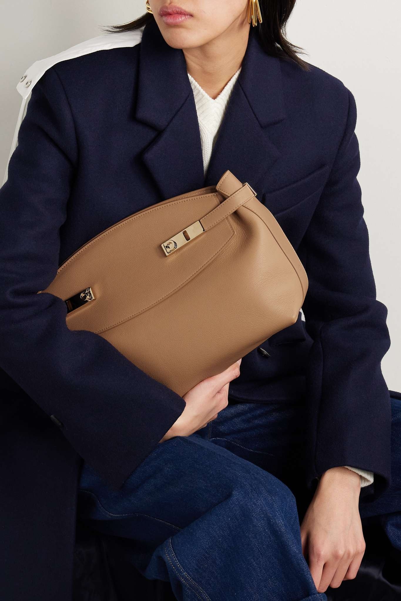 ショルダーバッグ・ポシェット FERRAGAMO HUG SOFT M BAG IN GINGER/DARK BROWN Ferragamo Hug Bag | Ferragamo US