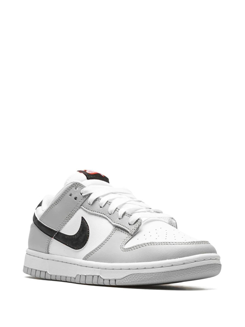 Nike Dunk Low SE sneakers outlook