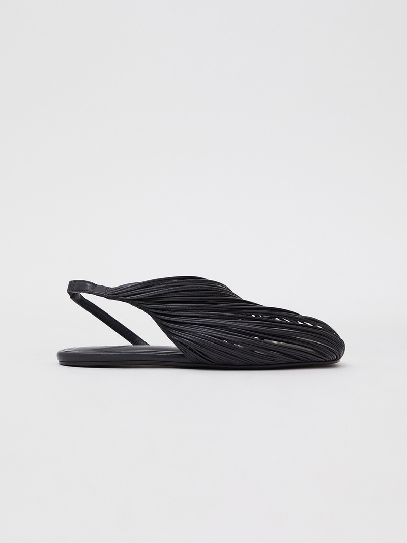 Saskia Stranded Flat 1