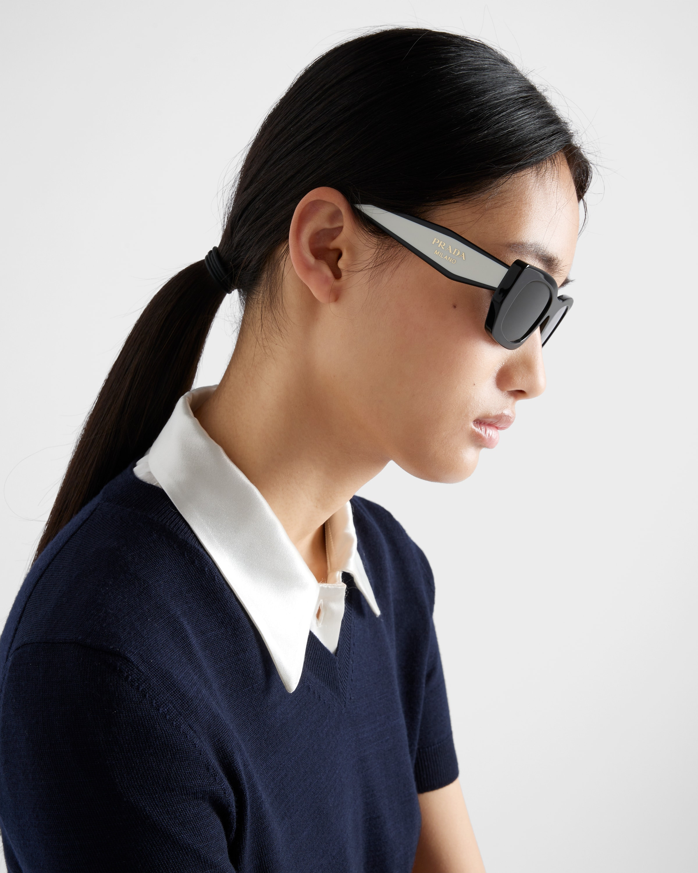 Sunglasses with the Prada logo - 6