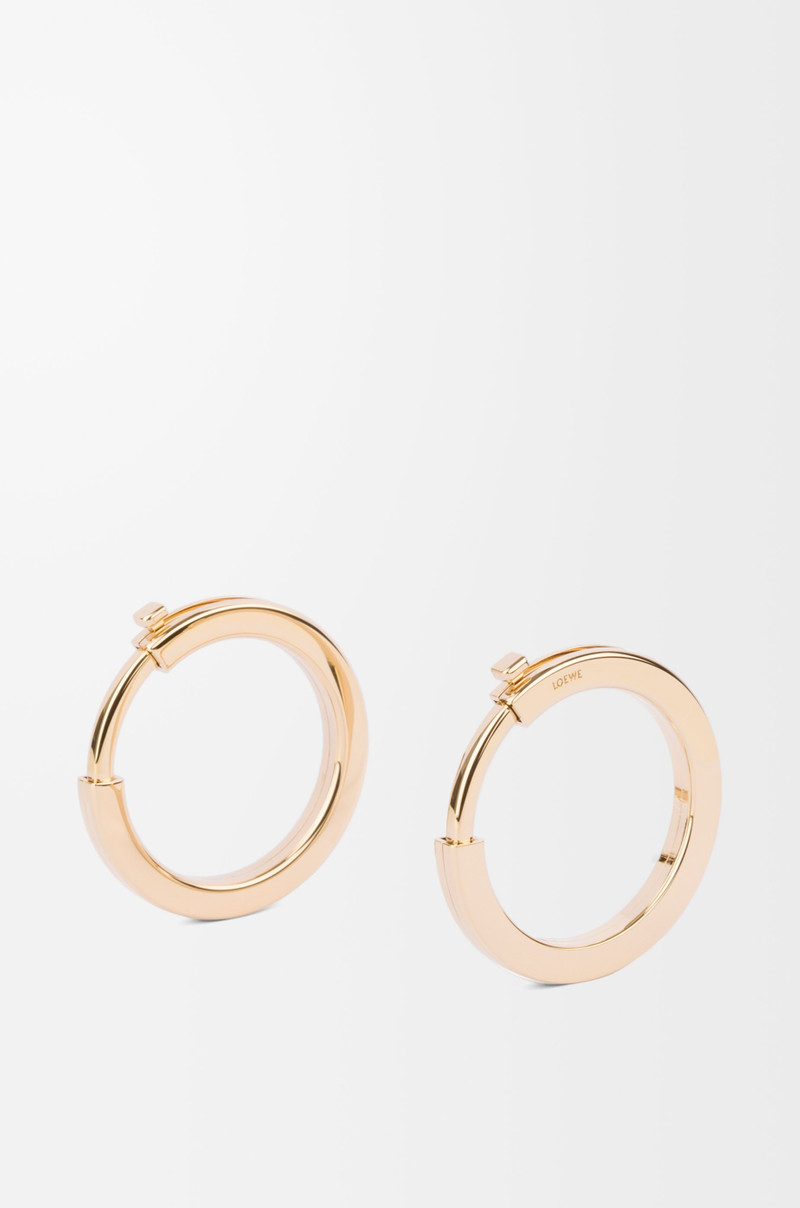 Metallic rings for strap in metal 1