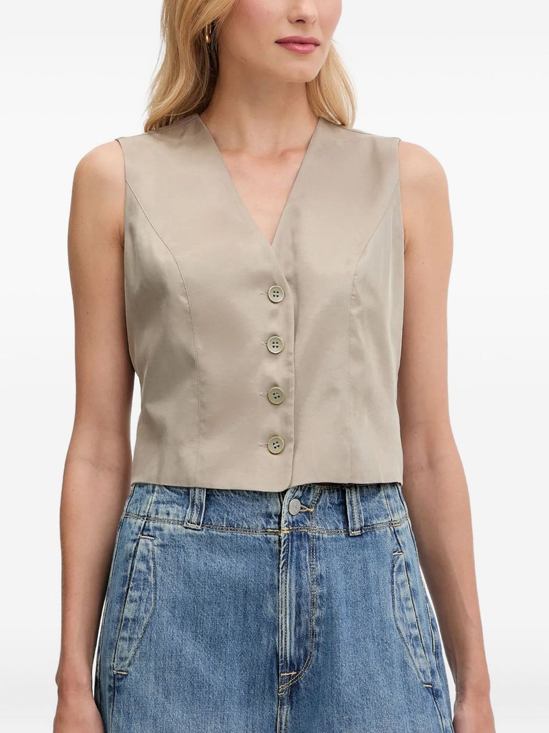 button-fastening sleeveless vest 1