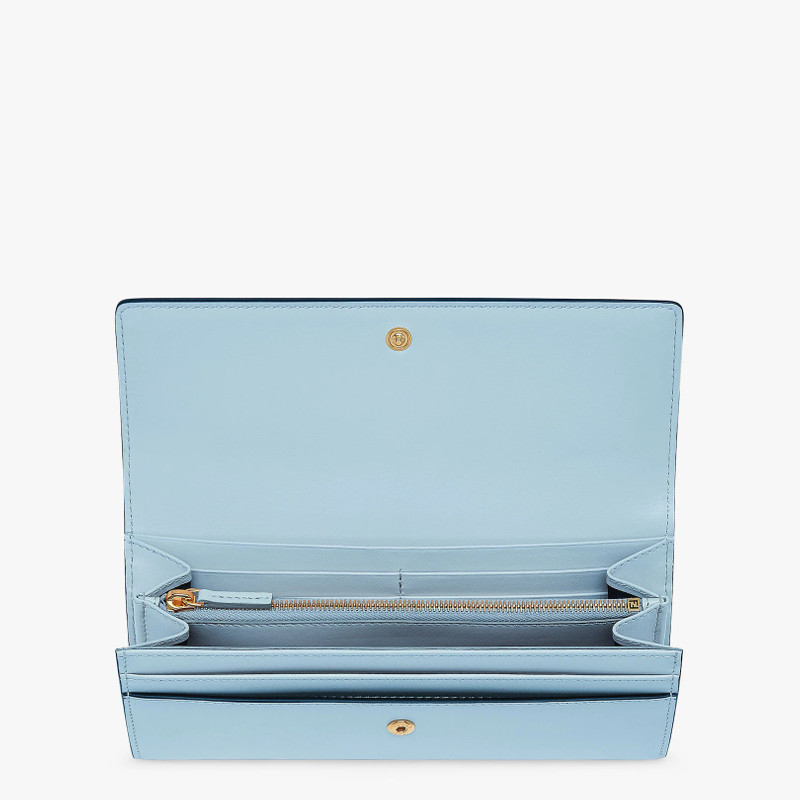 FENDI Continental Fendi Roma wallet fastened with a press stud. Spacious and well organized, with two guss outlook