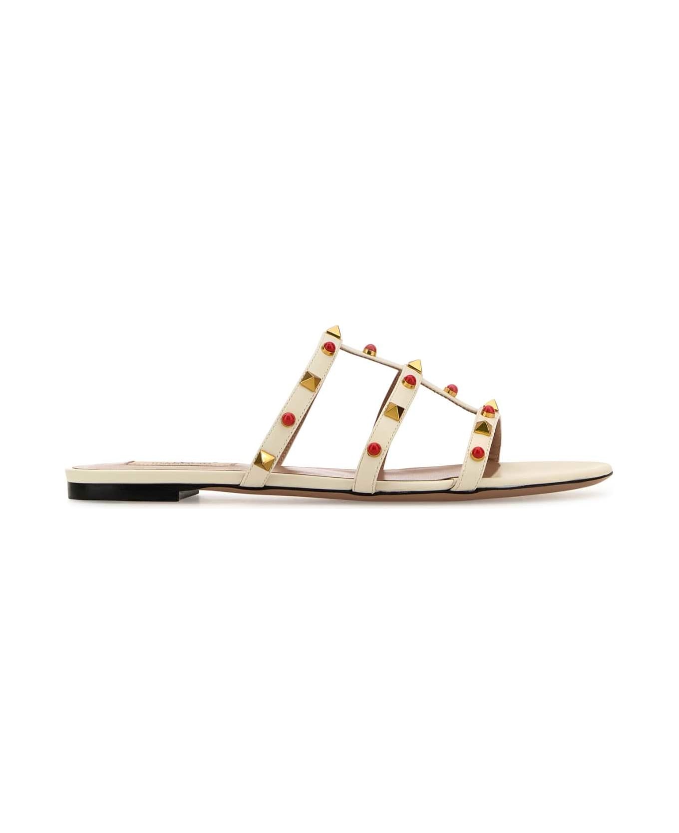 サンダル・ミュール Valentino Garavani White Leather Studs Slippers Valentino White Leather Studs Slippers | italist | REVERSIBLE