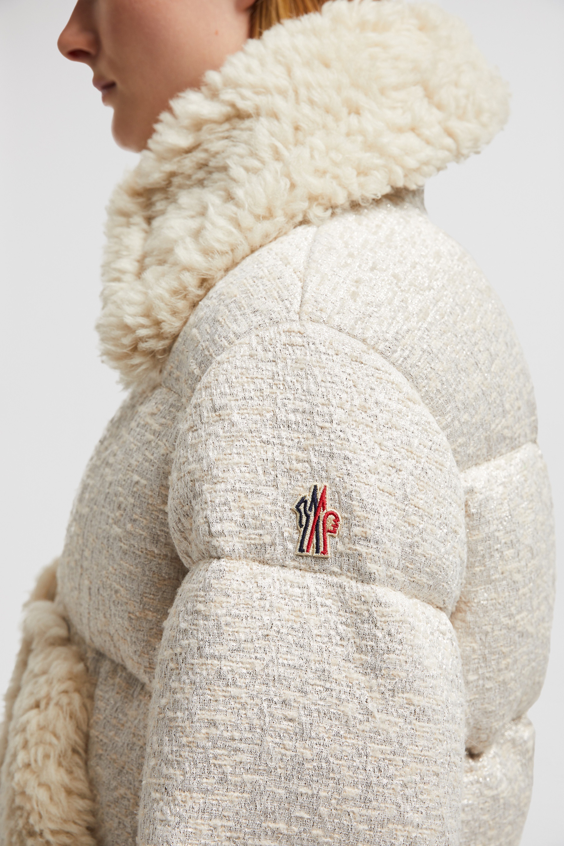 【関税込み】Moncler Grenoble ベージュ Stowe ダウンジャケット Moncler Grenoble Stowe Bouclé Short Down Jacket | REVERSIBLE